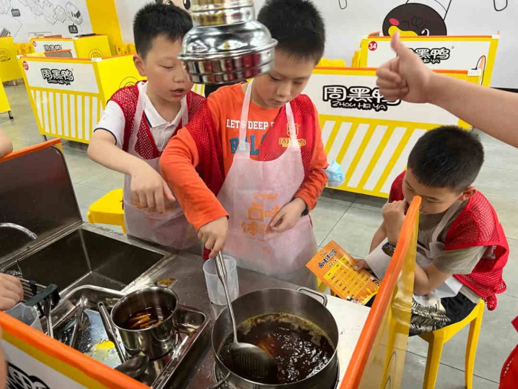 武汉工业旅游示范基地：周黑鸭卤货观光工厂